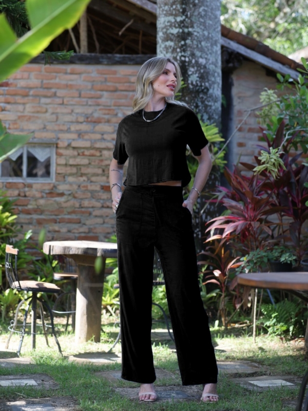 CONJUNTO DE CALÇA ELASTICO E BOTÕES E BLUSA ENTRE MEIO NAS MANGAS - Preto