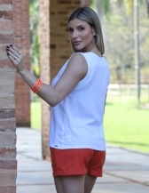 BLUSA COM DETALHE DE BOTÕES NOS OMBROS - Branco