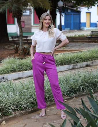 BLUSA COM DETALHE DE BOTÕES NAS MANGAS