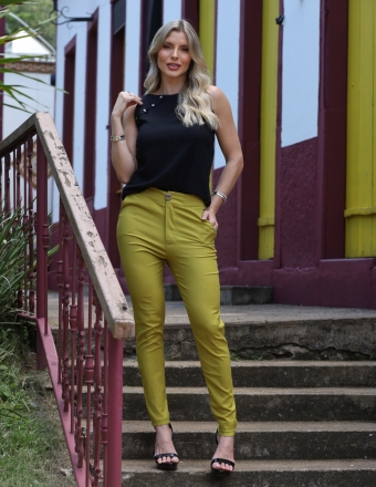 BLUSA COM BOTÕES NA LATERAL