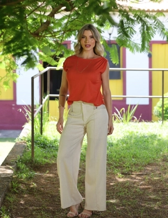BLUSA COM FIVELA NO OMBRO