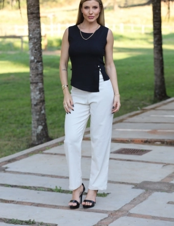 BLUSA RECORTE E BOTÕES NA LATERAL