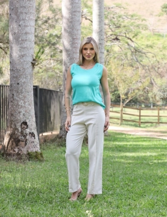 BLUSA COM DETALHE DE BOTÕES NOS OMBROS