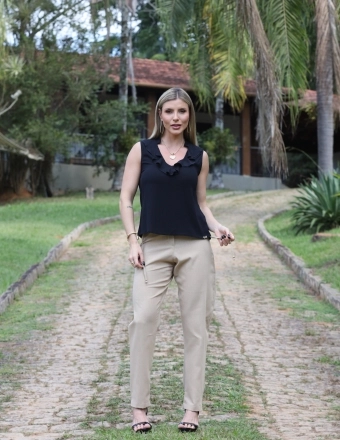 BLUSA DECOTE EM V COM BABADOS