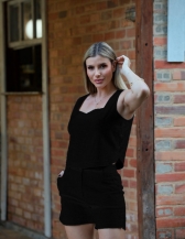 CONJUNTO SHORT E BLUSA COM BOTÕES NAS LATERAIS - Preto