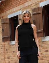 BLUSA COM BABADOS DETALHE TRANÇA NO PESCOÇO - Preto