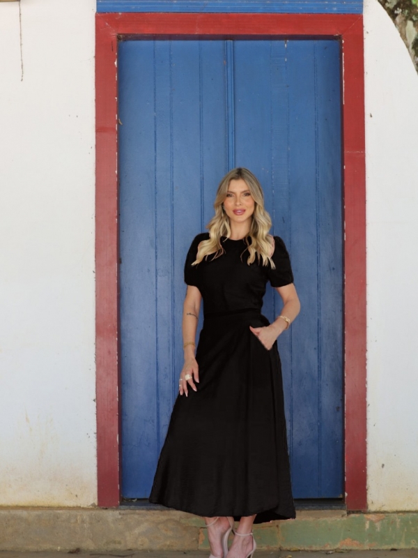 CONJUNTO DE SAIA COM FIVELA  E BLUSA COM MANGA BUFANTE - Preto