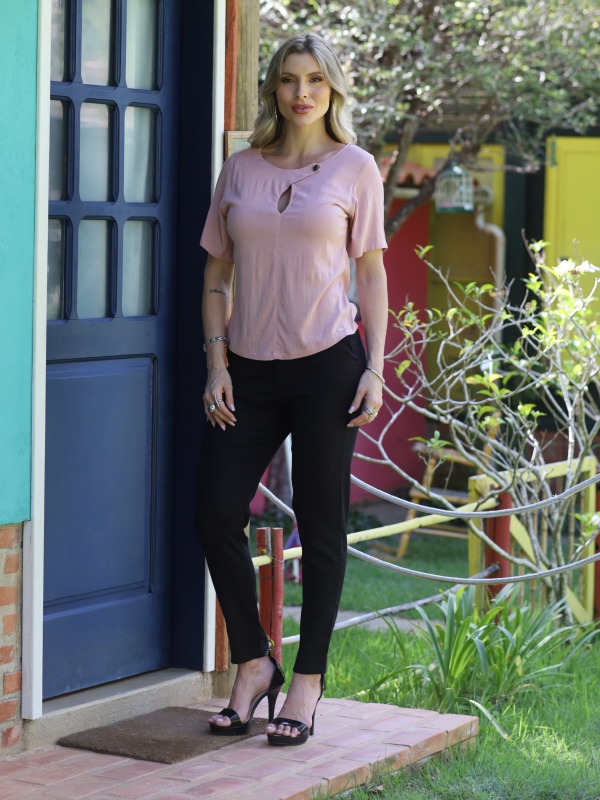 BLUSA DECOTE GOLA COM BOTÃO - Rose