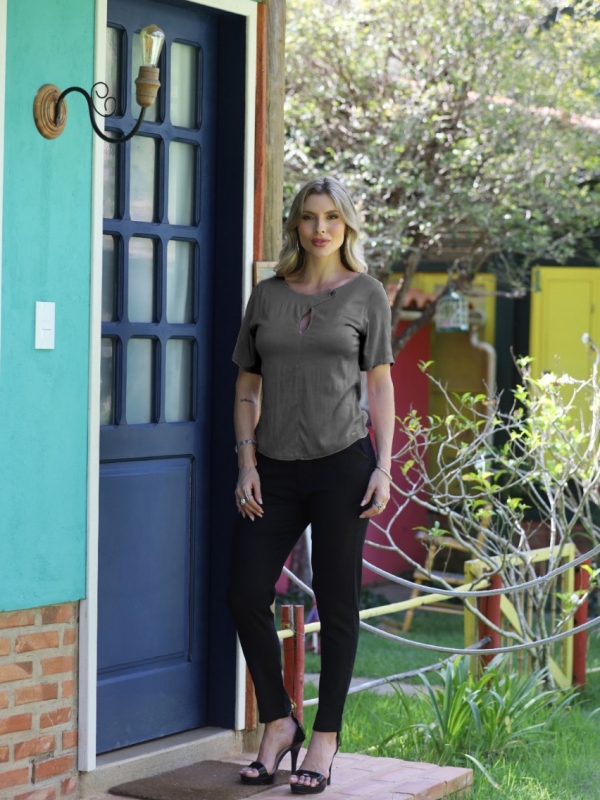 BLUSA DECOTE GOLA COM BOTÃO - Chumbo