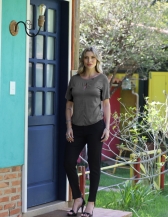 BLUSA DECOTE GOLA COM BOTÃO - Chumbo