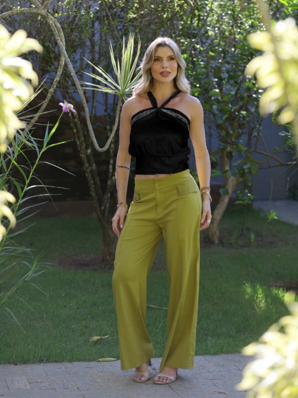 BLUSA COM STRASS NO PEITO COM FAIXA PARA AMARRAR - Preto