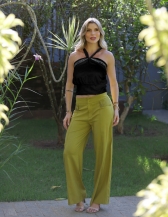 BLUSA COM STRASS NO PEITO COM FAIXA PARA AMARRAR - Preto
